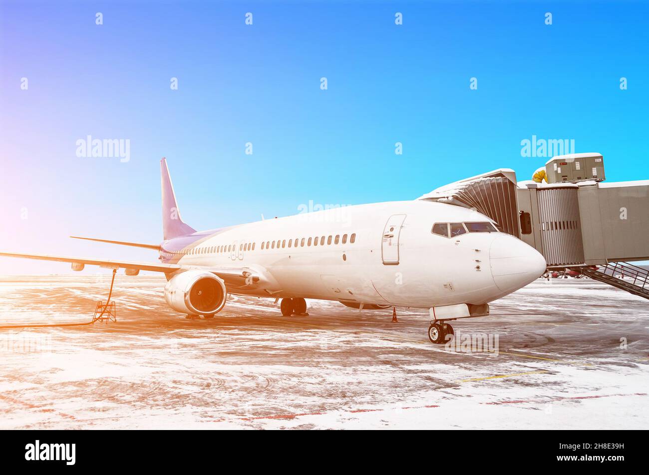 Passagierflugzeug betankt vor dem Abflug Stockfoto