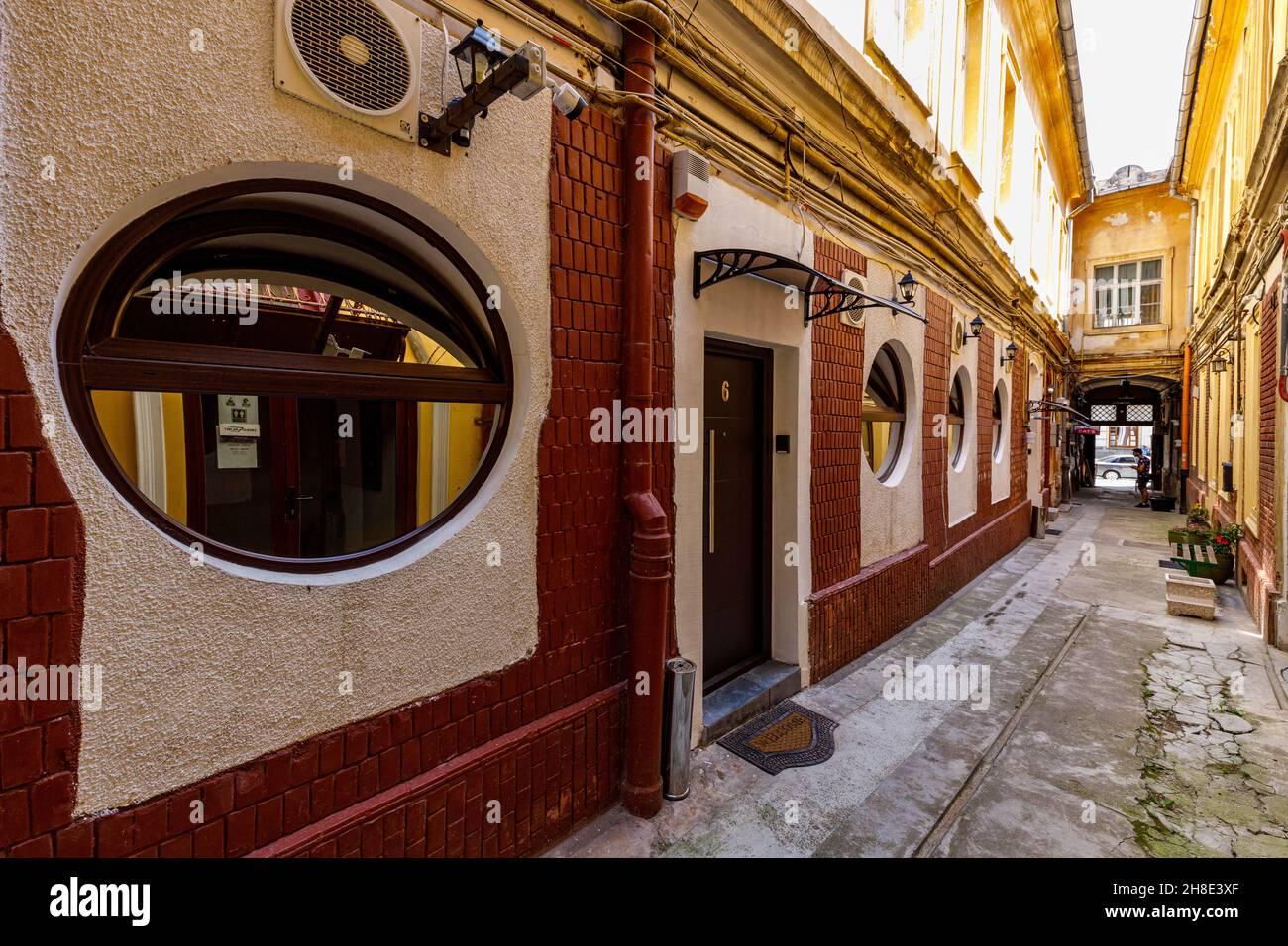 Ein alter Korridor in der Stadt Brasov in Rumänien Stockfoto