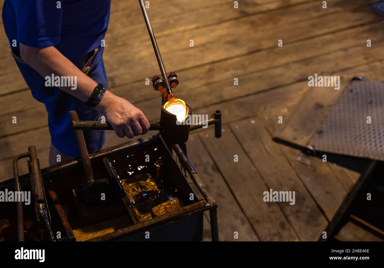 Prozess der Glasherstellung in der Herstellung von industriellen, handgefertigten Glas Produkt, Industrie-Konzept Stockfoto