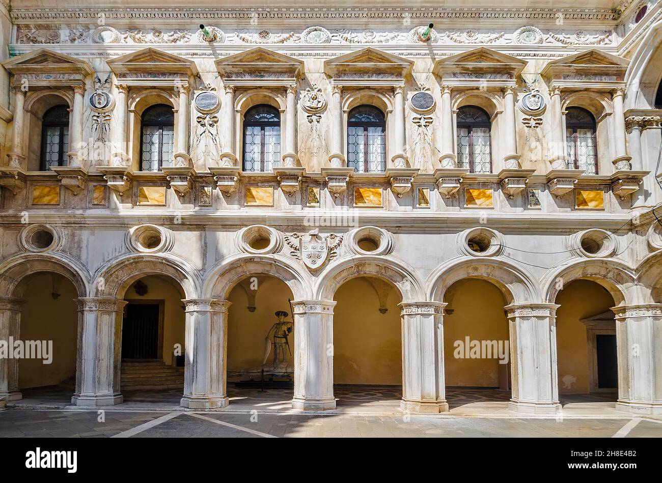 Fragment der Innenfassade des Dogenpalastes der Venezianischen Republik. Venedig. Italien Stockfoto