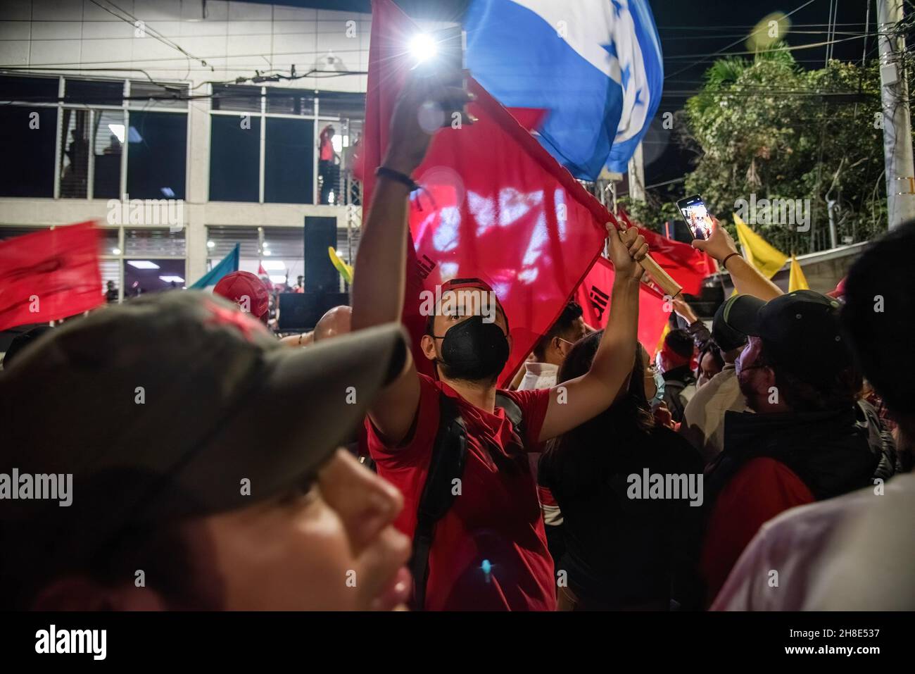 Ein Unterstützer der Libre-Partei macht ein Selfie nach den ersten Ergebnissen der Präsidentschaftswahlen. Am 28th. November hielt Honduras seine Präsidentschaftswahlen ab, nachdem 12 Jahre Nationalpartei die Opposition kontrolliert hat, haben die Libre-Partei und Xiomara Castro die Chance, die Macht zurückzuholen. Castro hielt eine Rede, nachdem die ersten Wahlergebnisse zeigten, dass sie um 20 Prozent an der Spitze lag. Anhänger der Libre-Partei feierten es die ganze Nacht als Sieg, obwohl noch keine Entscheidung über den Sieger offiziell war. (Foto von Seth Sidney Berry/SOPA Images/Sipa USA) Stockfoto