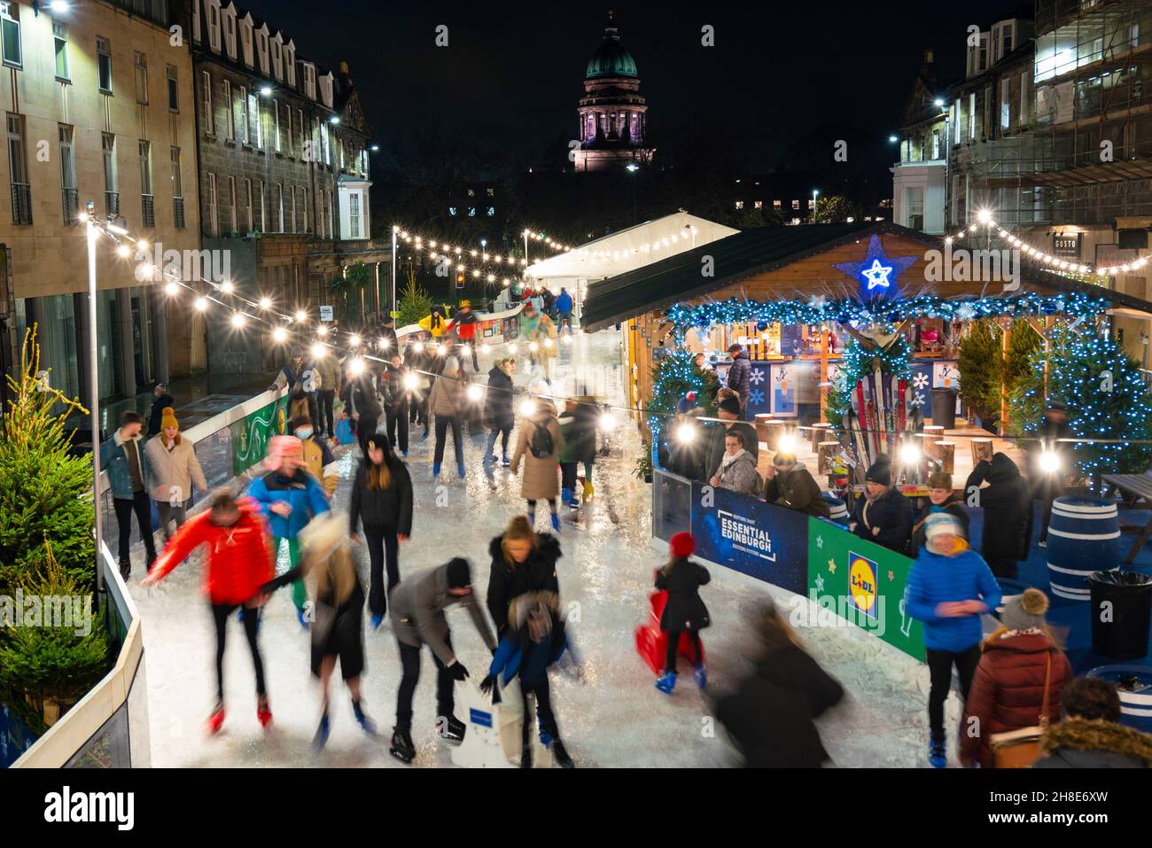 Edinburgh, Schottland, Großbritannien. 29th. November 2021. Weihnachten Eisläufer auf Lidl-on-Ice Eisbahn auf der George Street in Edinburgh gebaut. Diese Attraktion ist Teil der berühmten Weihnachtsfeierlichkeiten in Edinburgh. Iain Masterton/Alamy Live News. Stockfoto