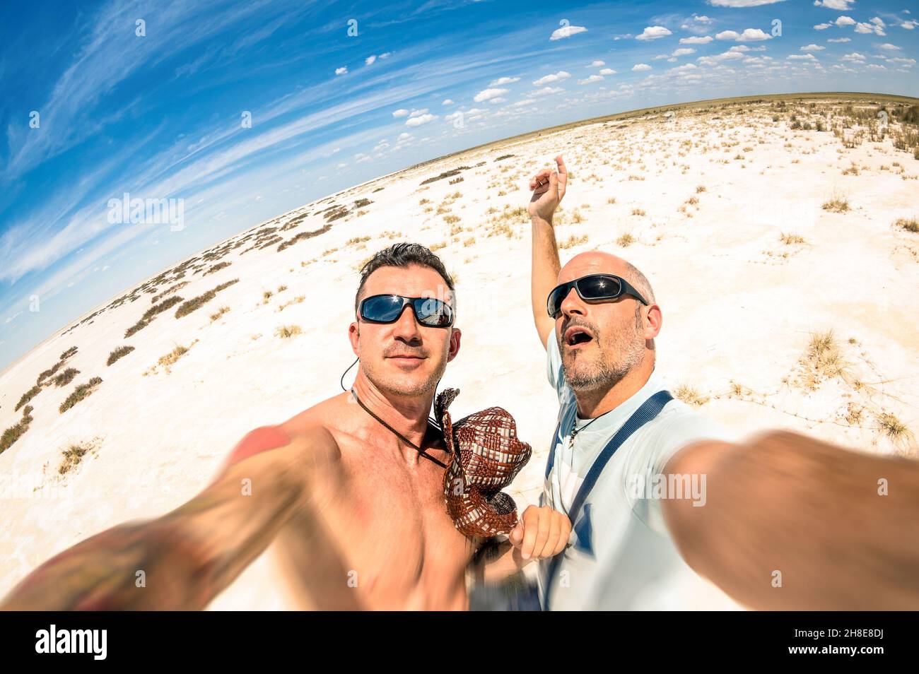 Hipster beste Freunde machen ein Selfie im Etosha Nationalpark in Namibia - Abenteuer Reise Lifestyle Momente genießen und Glück teilen Stockfoto