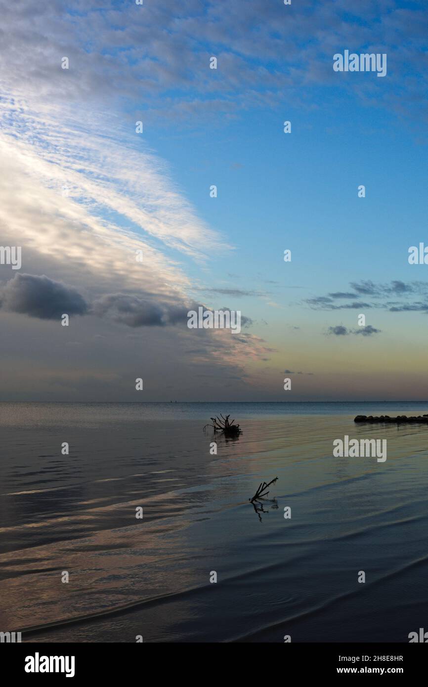 Vertikaler Blick auf den Sonnenuntergang an der Küste Stockfoto