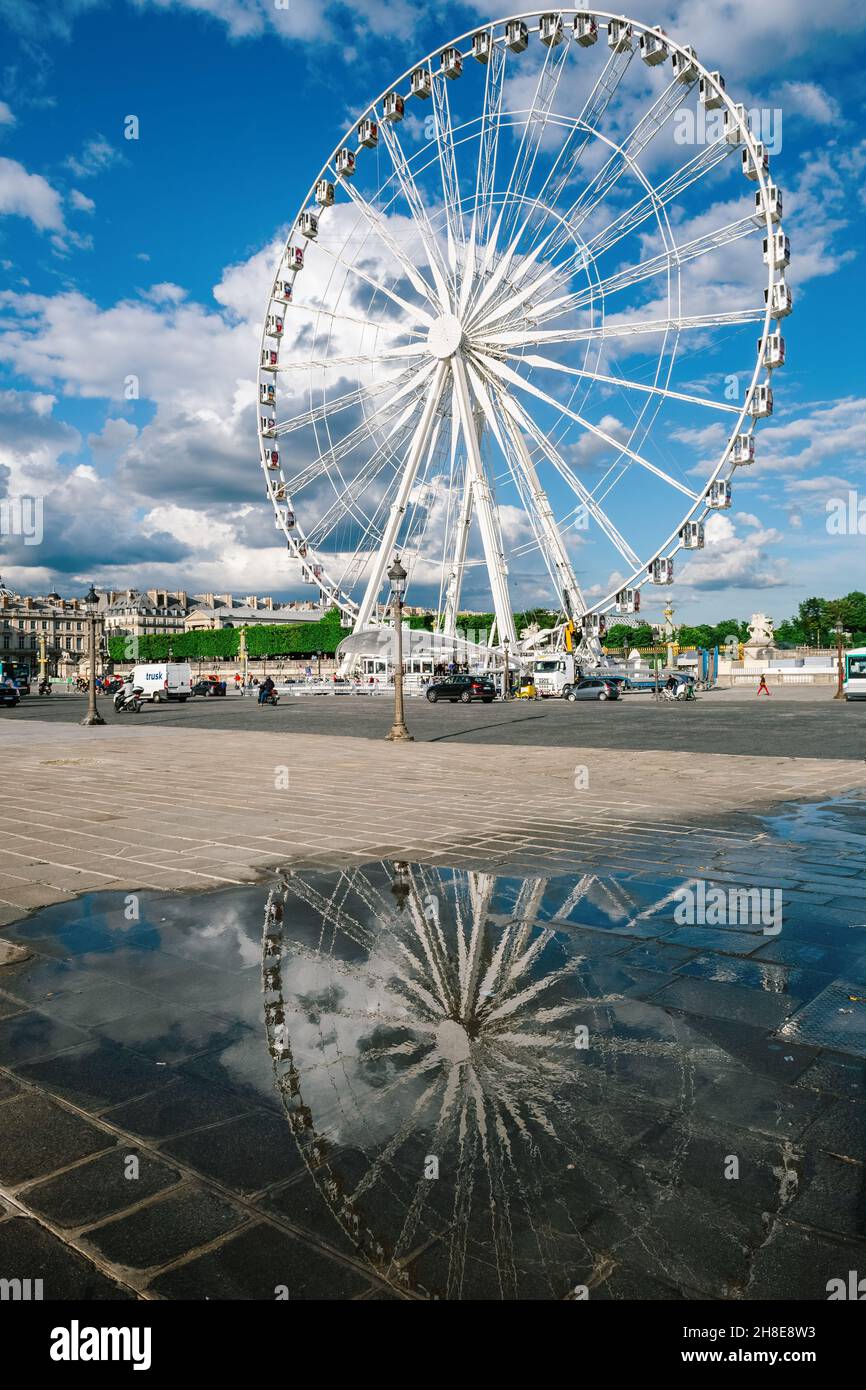 Spiegelung des Riesenrads auf der Place de la Concorde in Paris, Frankreich Stockfoto