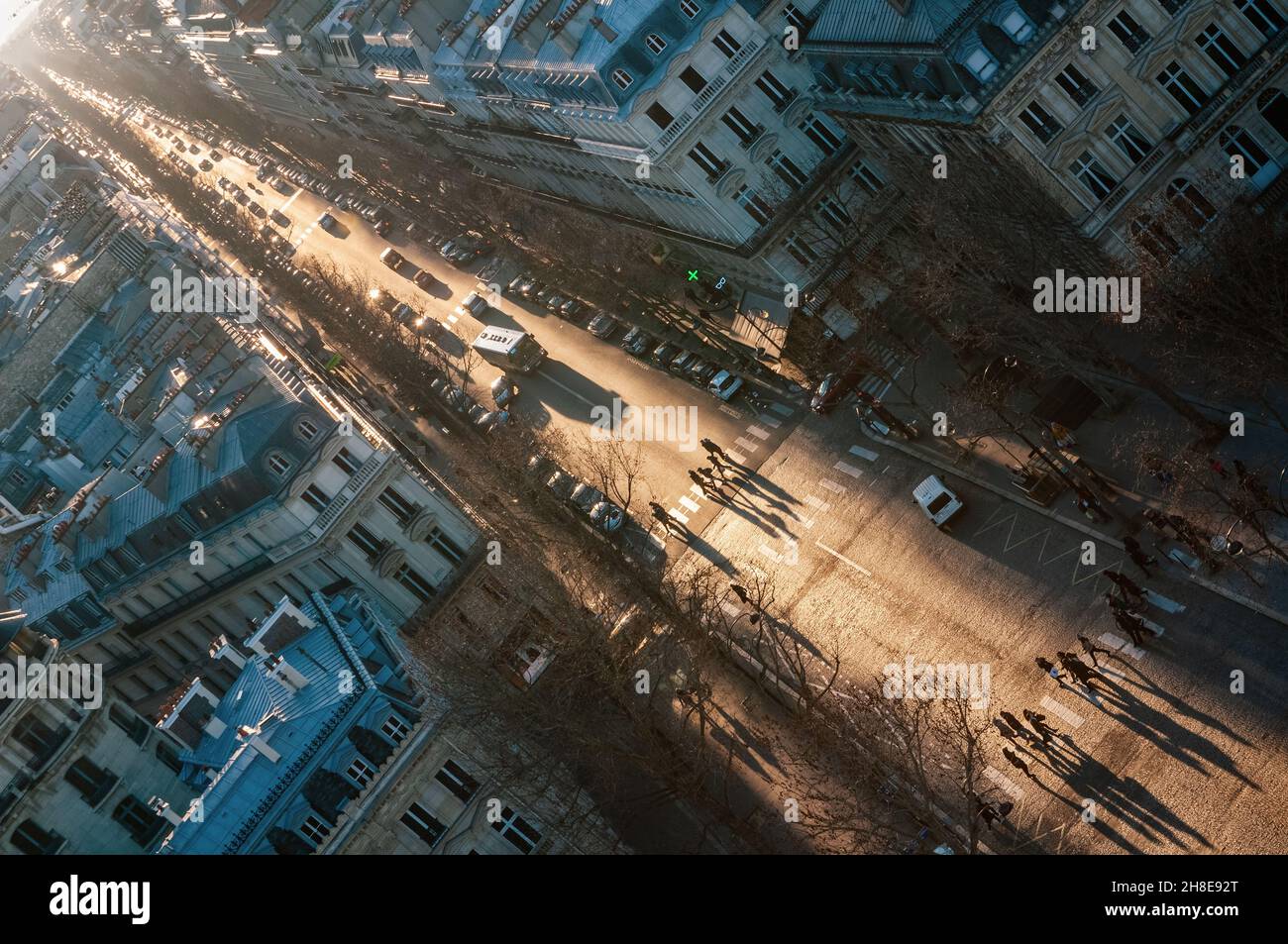 Avenue bei Sonnenuntergang vom Arc de Triomphe, Paris, Frankreich Stockfoto