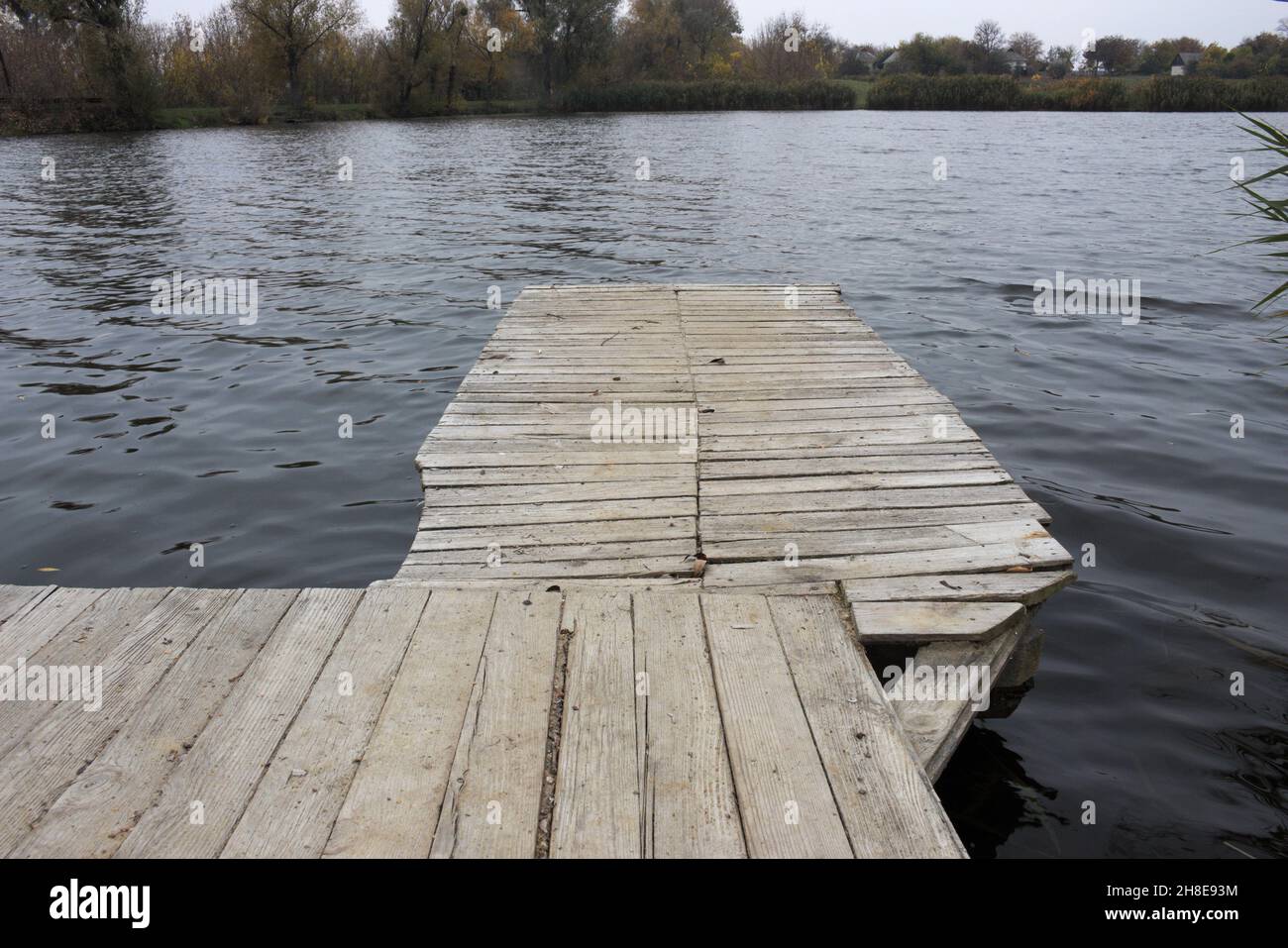 Angelplatz. Leerer Holzdeckenboden über dem See. Stockfoto