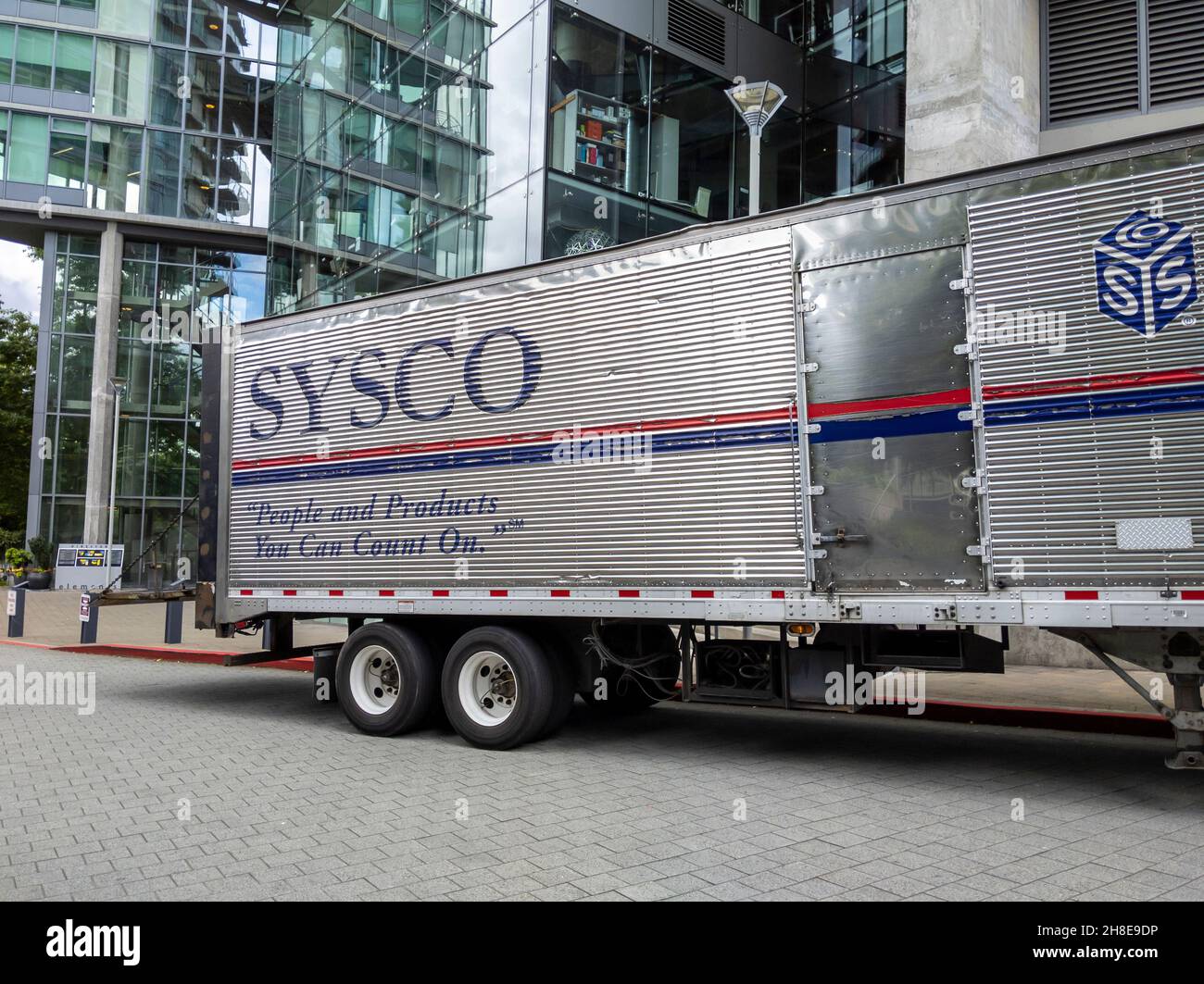 Bellevue, WA USA - ca. Juni 2021: Blick auf einen Sysco Foods LKW vor einem Restaurant, der eine Lieferung vornimmt. Stockfoto