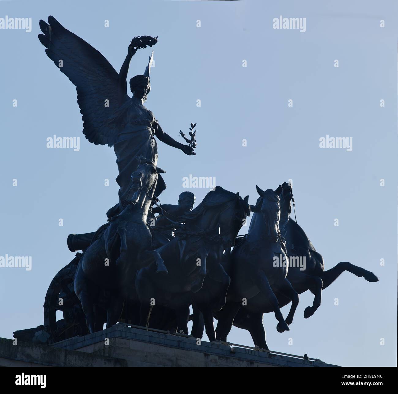 Quadriga-Skulptur (vier Pferdewagen, die vom Friedensengel überragt werden) von Adrian Jones, auf dem Wellington Arch in der Hyde Park Corner, London. Stockfoto