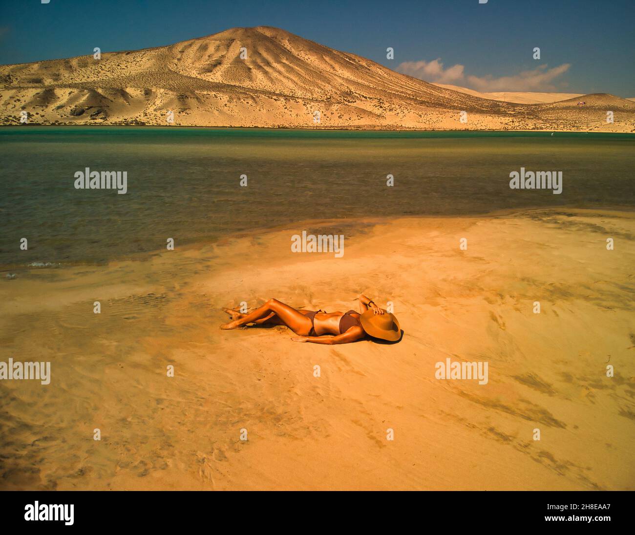 Schöne Bronze gebräunten Mädchen am einsamen Strand Fuerteventura Stockfoto