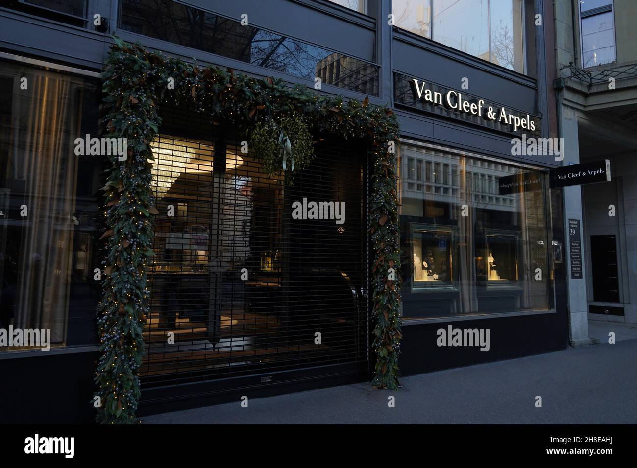 Boutique des Labels Van Cleef Arpels, im Zentrum von Zürich, mit Weihnachtsdekoration. Es verkauft Luxusschmuck, Uhren und Parfums, ideal als Weihnachten Stockfoto