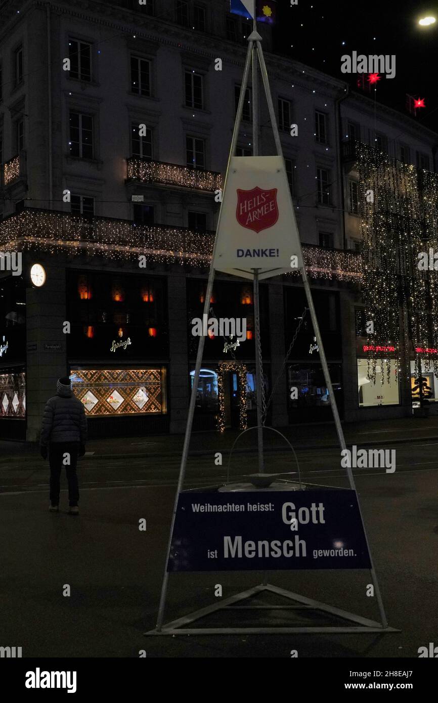 Wegweiser der Heilsarmee mit einem deutschen Dankeswort Weihnachten bedeuten, dass der gott ein Mann wurde. Der Wegweiser befindet sich am Paradeplatz in der Innenstadt von Zürich. Stockfoto