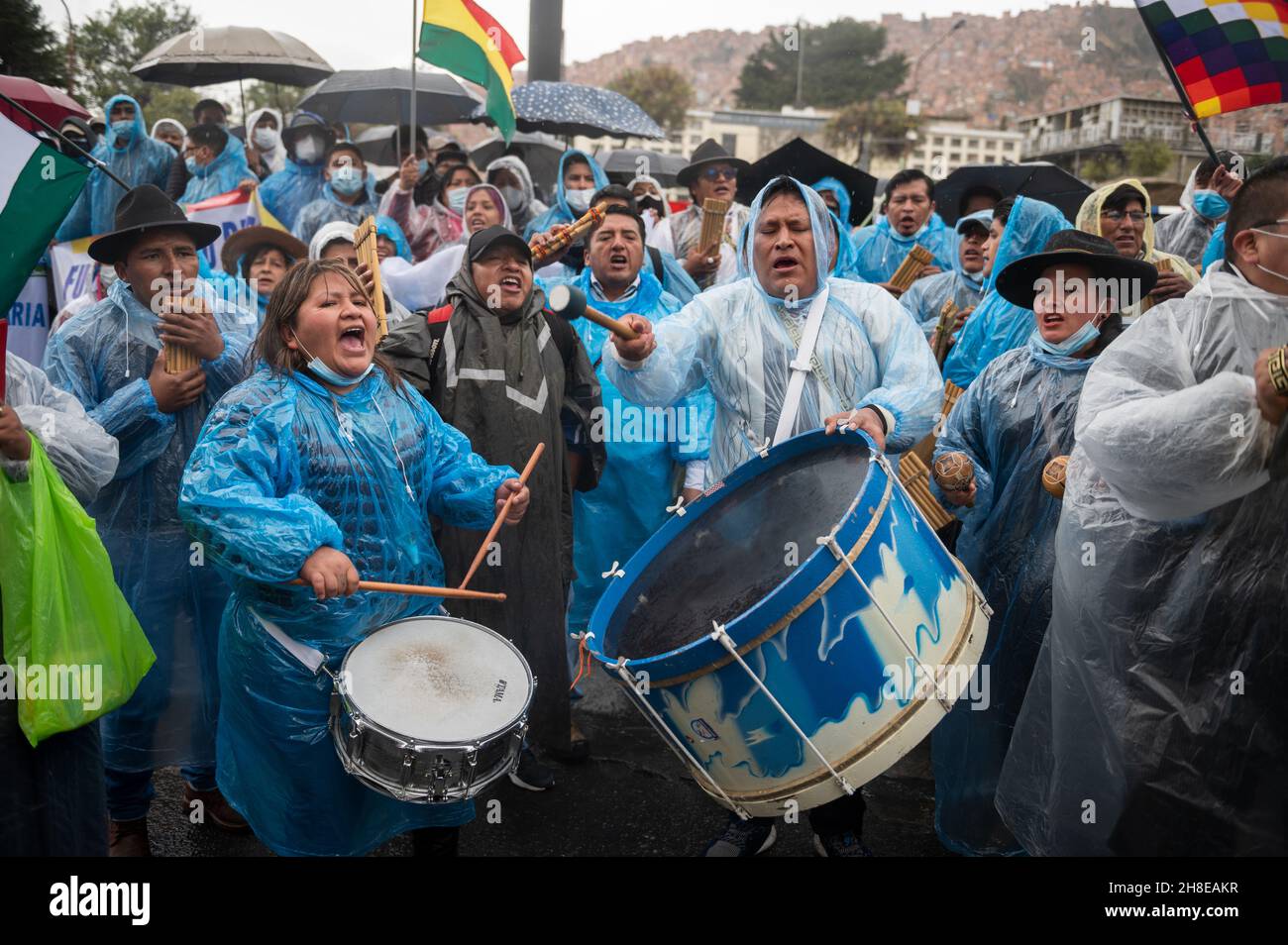 La Paz, Bolivien. 29th. November 2021. Demonstranten trommeln während einer Kundgebung in der Innenstadt zur Unterstützung der nationalen Regierung von Präsident Arce. Der bolivianische Führer war unter dem Druck von Streiks im Zusammenhang mit seiner Förderung eines Gesetzes zur Bekämpfung der Geldwäsche geraten. Nach Angaben des Entwicklungsprogramms der Vereinten Nationen (PNUD) waren 73,2 2018 Prozent der bolivianischen Bevölkerung im informellen Sektor beschäftigt. Quelle: Radoslaw Czajkowski/dpa/Alamy Live News Stockfoto