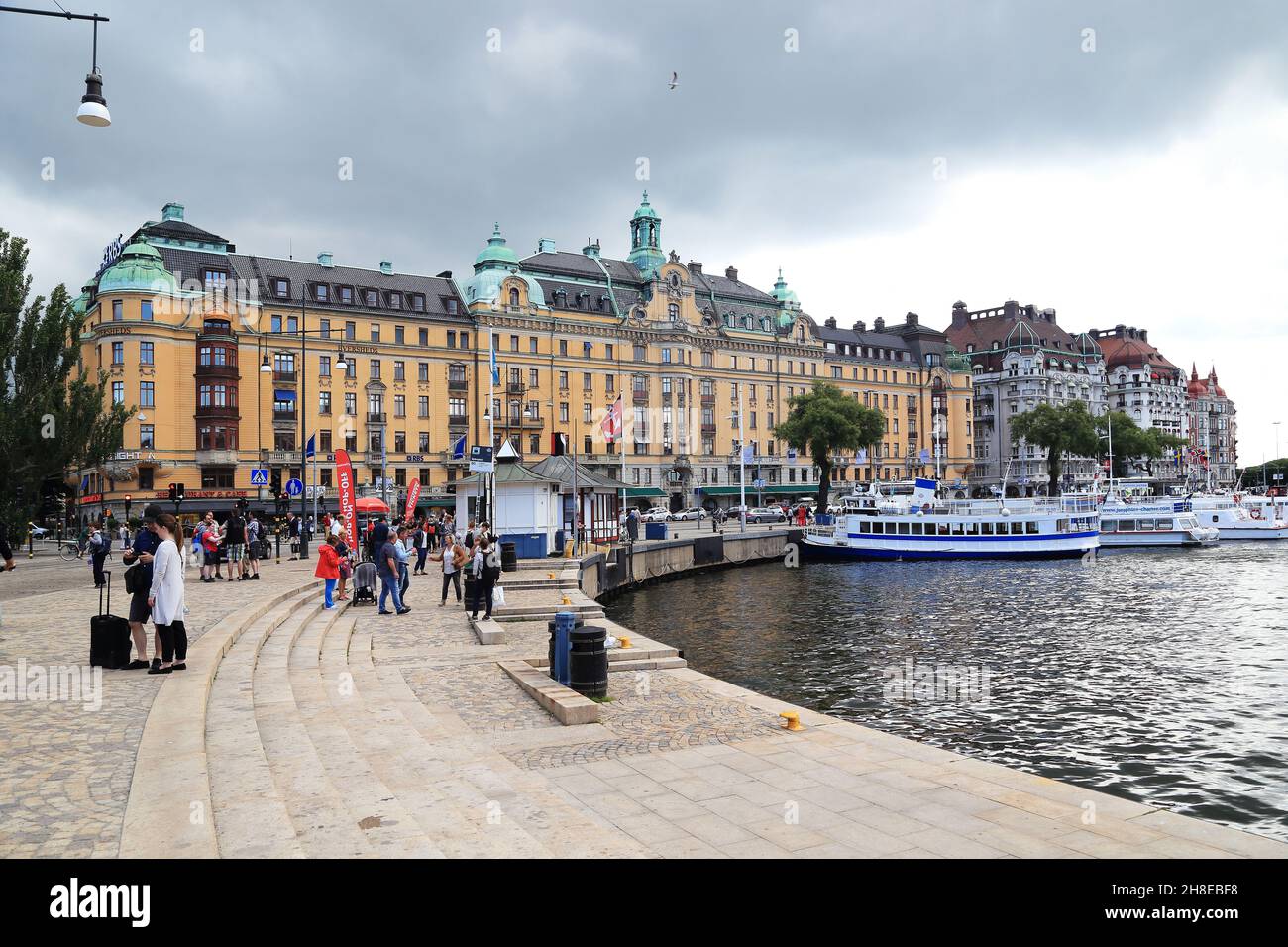 STOCKHOLM, SCHWEDEN - 28. JUNI 2016: Die Bucht Nybroviken im zentralen Teil der Stadt ist der Ausgangspunkt für eine Reise durch den Stockholmer Archipel. Stockfoto