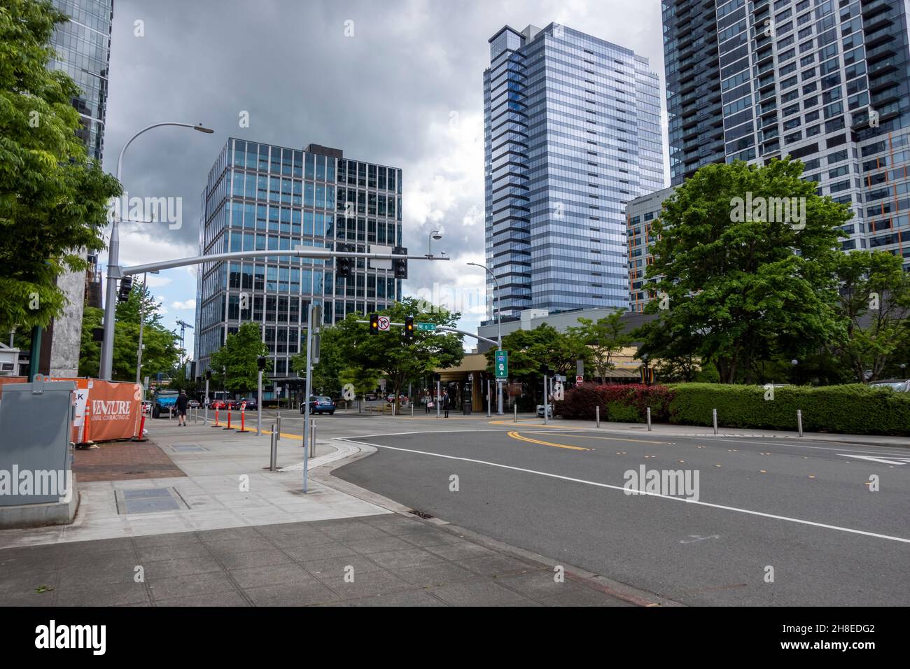 Bellevue, WA USA - ca. Juni 2021: Straßenansicht der Innenstadt von Bellevue Verkehr in der Nähe einer Baustelle an einem bewölkten Tag Stockfoto