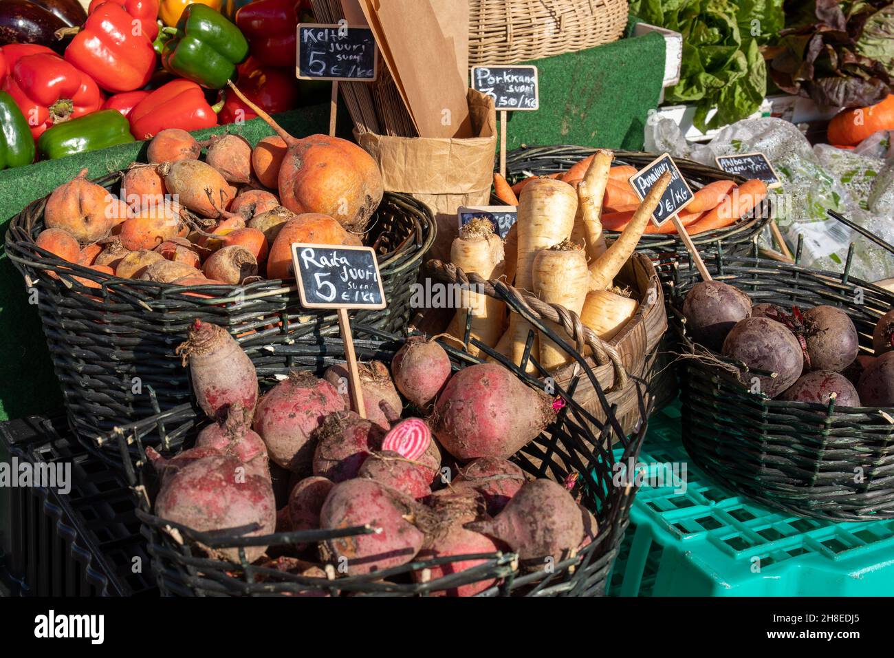 Verschiedene Rote Bete und anderes Wurzelgemüse zum Verkauf am Market Square in Helsinki, Finnland Stockfoto