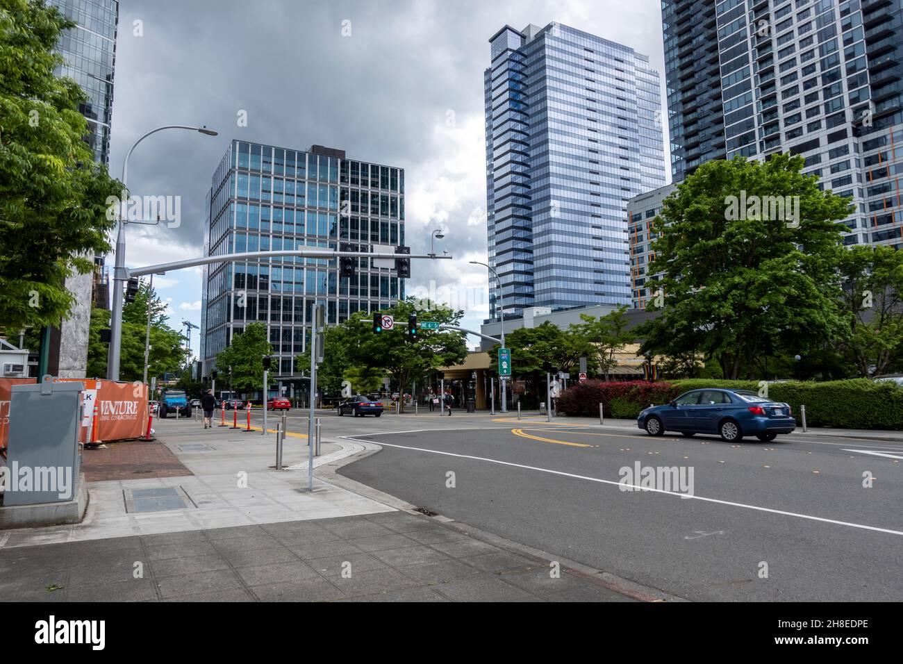Bellevue, WA USA - ca. Juni 2021: Straßenansicht der Innenstadt von Bellevue Verkehr in der Nähe einer Baustelle an einem bewölkten Tag. Stockfoto