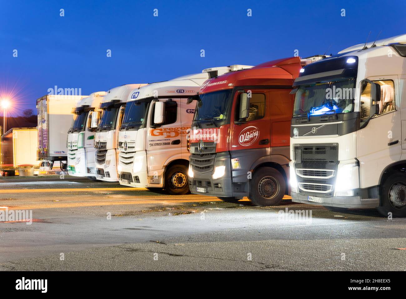 Reihen von Langstrecken-LKW-LKW parken über Nacht, wenn die Fahrer für die Nacht ruhen England Großbritannien Stockfoto