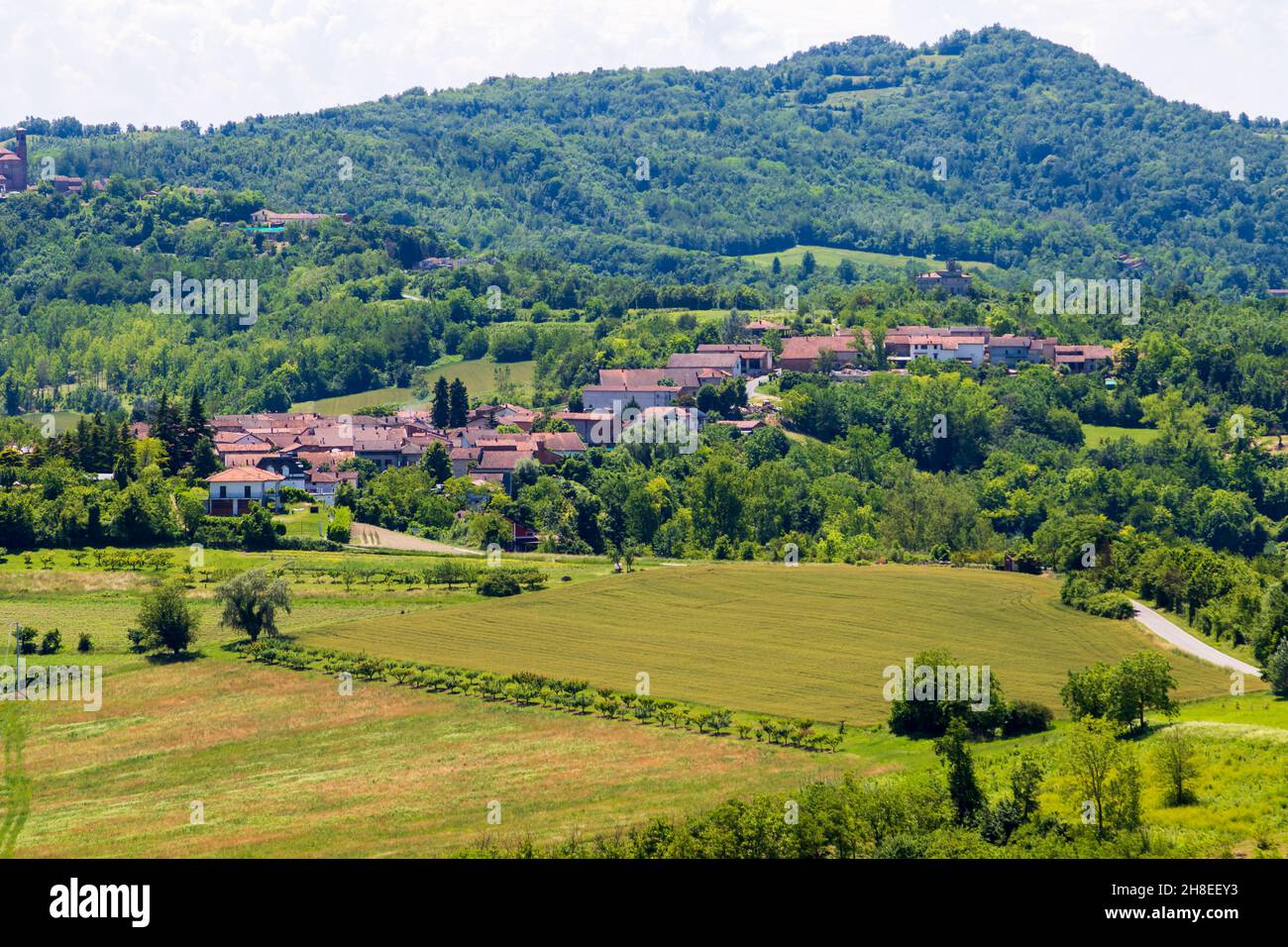 Gabiano Monferrato, Alessandria, Piemont, Italien - Juni 10 2021: Landschaftsansicht an einem sonnigen Tag. Langhe Vineyard Stockfoto