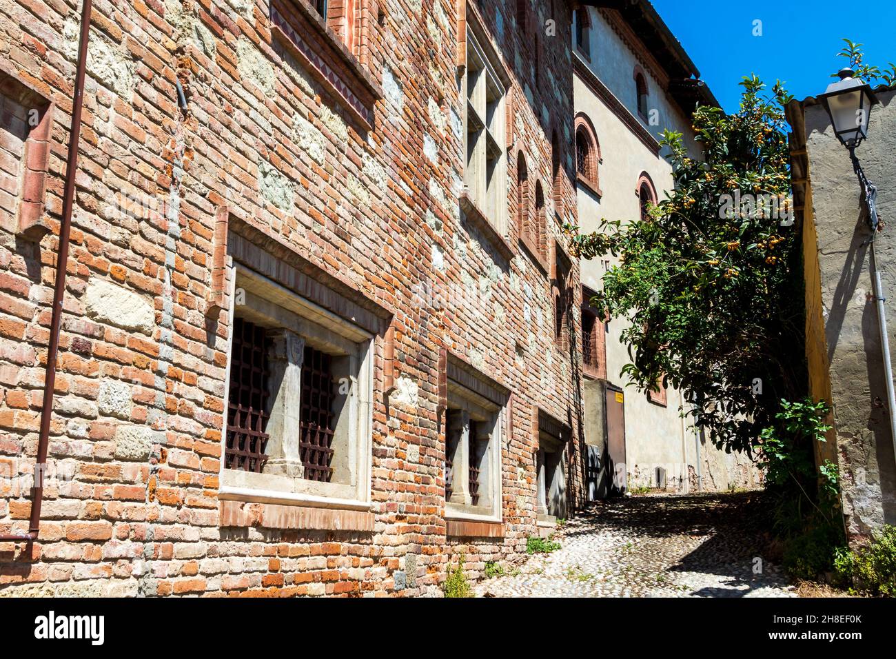 Gabiano Monferrato, Alessandria, Piemont, Italien - Juni 10 2021: Detail einer typischen Straße an einem sonnigen Tag Stockfoto