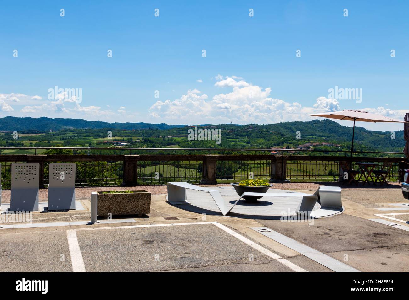 Gabiano Monferrato, Alessandria, Piemont, Italien - Juni 10 2021: Landschaftsansicht an einem sonnigen Tag. Langhe Vineyard Stockfoto