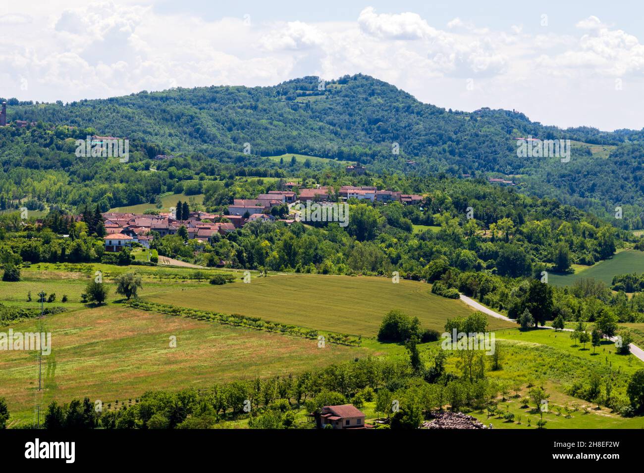 Gabiano Monferrato, Alessandria, Piemont, Italien - Juni 10 2021: Landschaftsansicht an einem sonnigen Tag. Langhe Vineyard Stockfoto