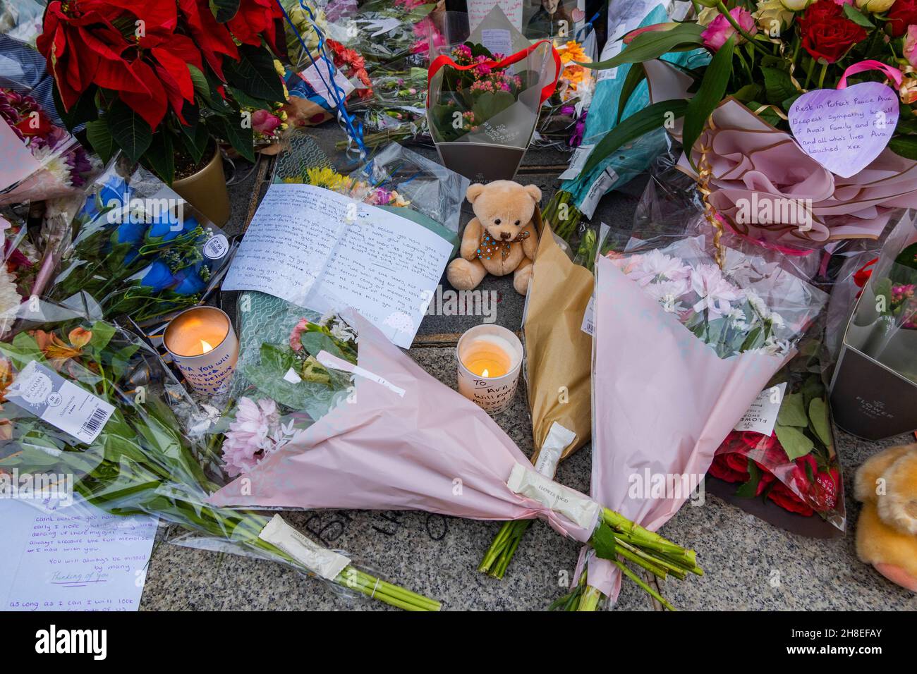 Kerzen, Blumen, Spielzeug und handschriftliche Notizen blieben der 12-jährigen Ava White, die im Stadtzentrum von Liverpool ermordet wurde, zu betrauern Stockfoto