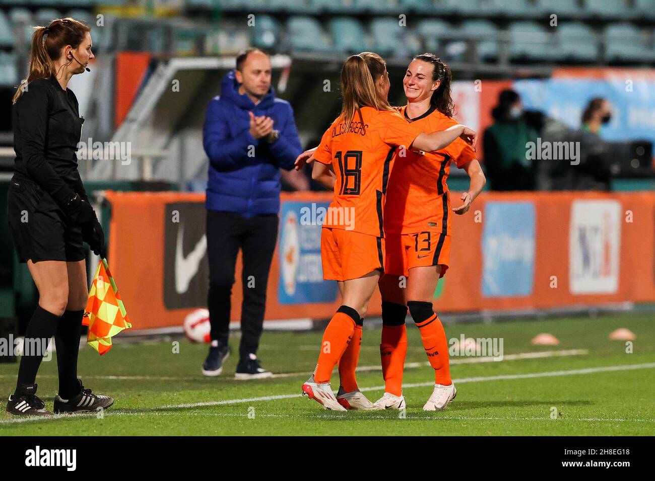 DEN HAAG, NIEDERLANDE – NOVEMBER 29: Assistenzreferenin Christina Biehl GER, Marissa Olislagers aus den Niederlanden, Renate Jansen aus den Niederlanden während des Freundschaftsspiel zwischen den Niederländerinnen und den Japanerinnen im Cars Jeans Stadion am 29. November 2021 in Den Haag, Niederlande (Foto: Hans van der Valk/Orange Picches) Stockfoto