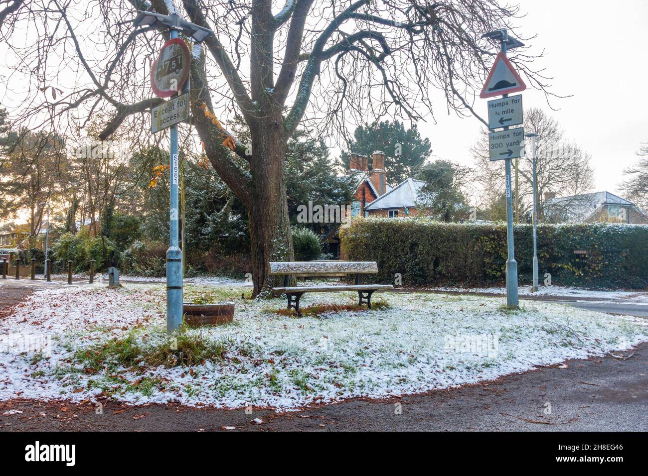 Eine schneebedeckte Bank in einer ruhigen Ecke in Tilehurst, Reading, Großbritannien Stockfoto