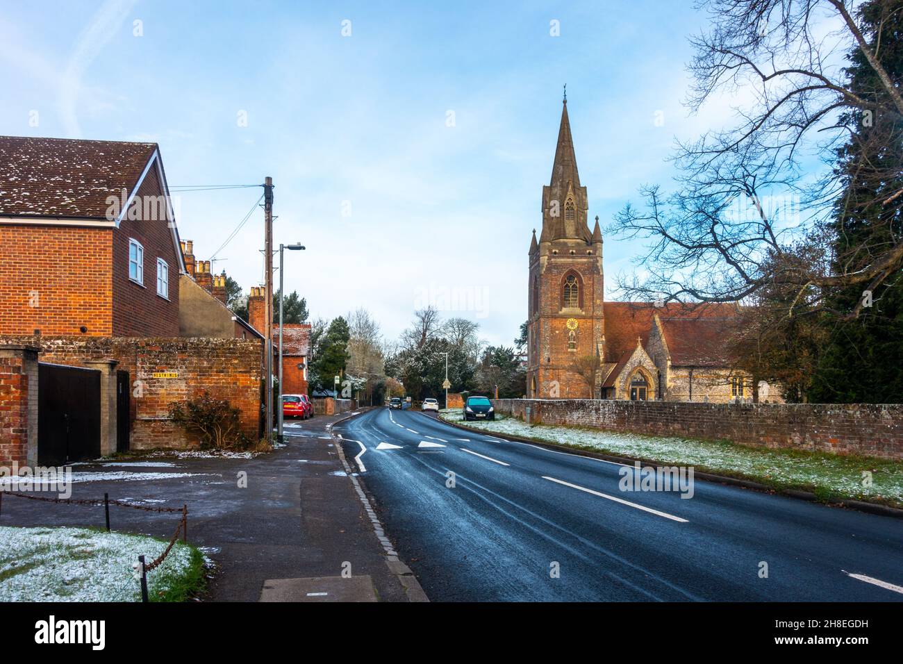 Ein Blick auf den New Lane Hill mit Blick auf die St. Michael's Church in Tilehurst, Reading, Großbritannien Stockfoto