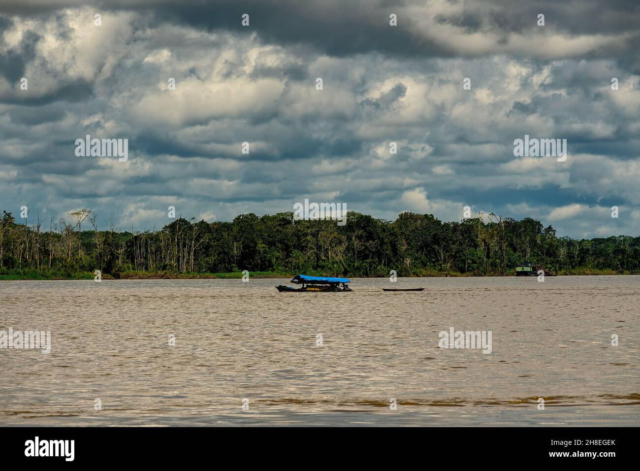 Im Amazonas-Regenwald-Reservat von Peru sammeln sich über dem Amazonas-Fluss Sturmwolken Stockfoto