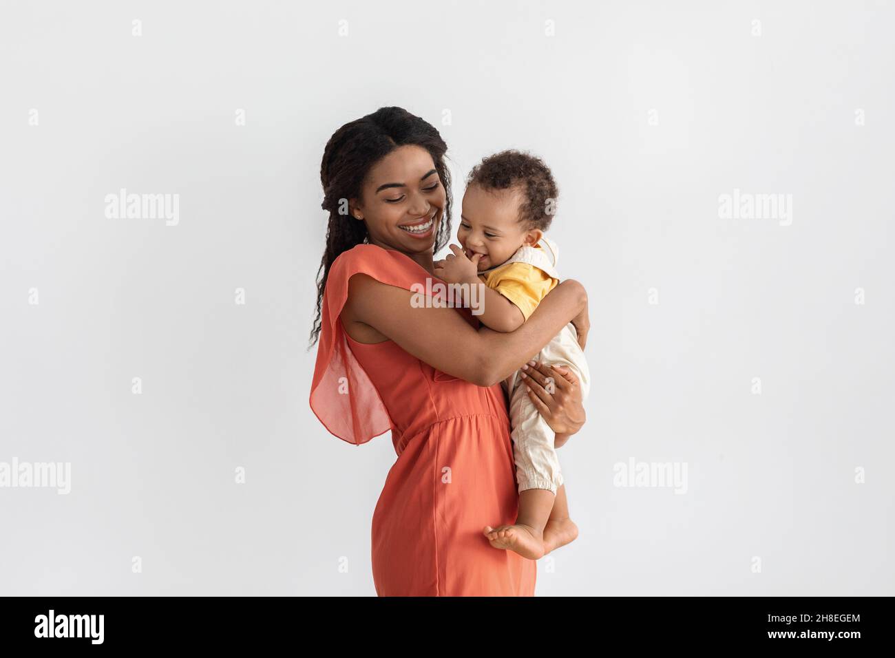 Mutter Und Baby. Porträt Der Fröhlichen Schwarzen Jungen Mutter Hält Kleinkind Stockfoto