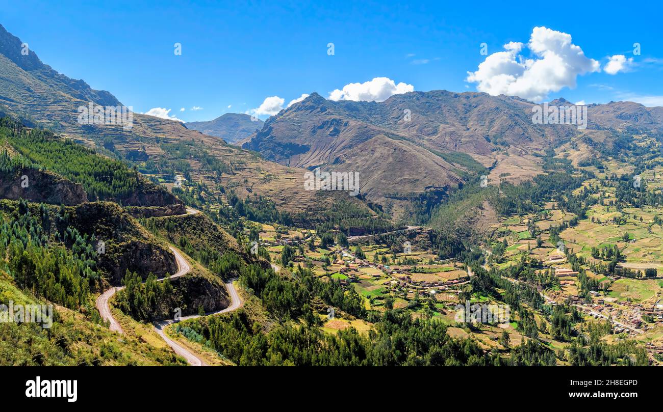 Lange kurvenreiche Straße zur Inka-Zitadelle im Archäologischen Park Pisac Stockfoto