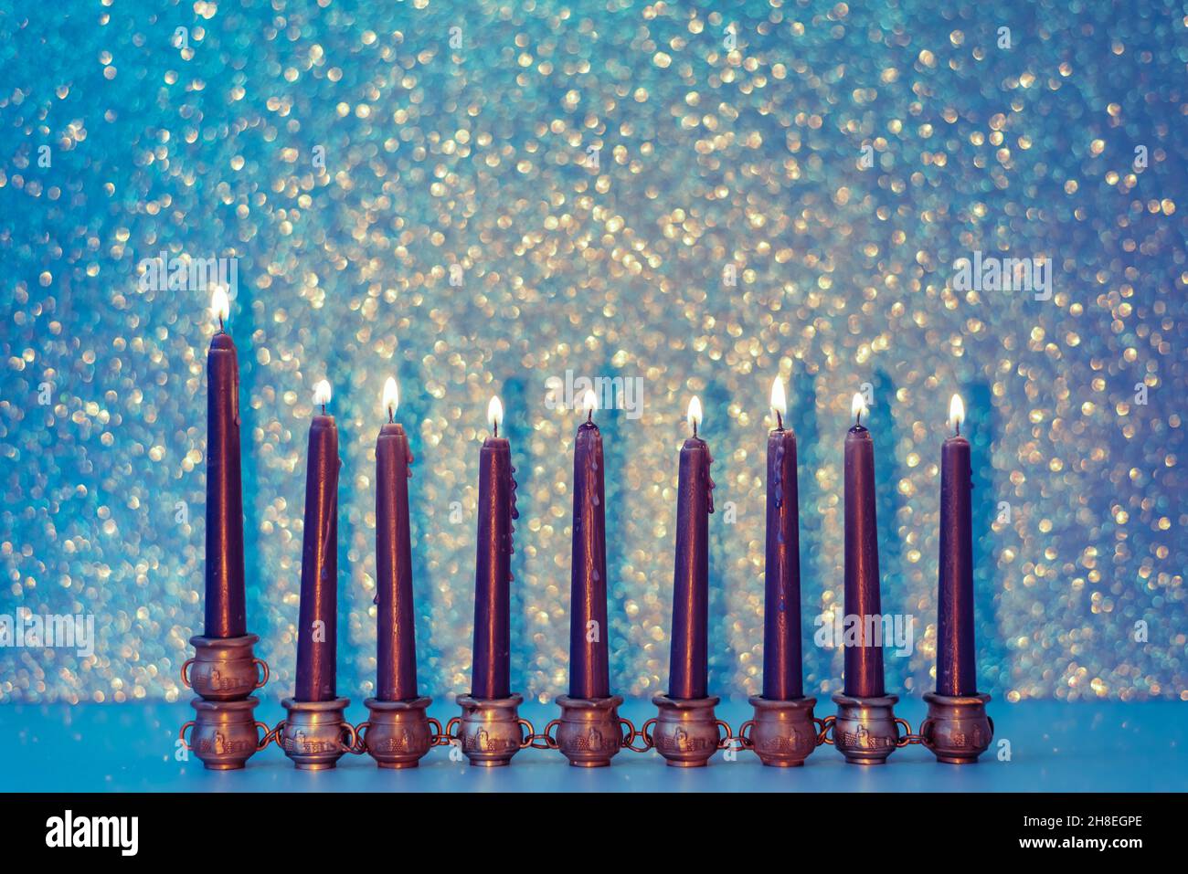 Hanukkah Hintergrund mit Simbol Menorah und brennenden Kerzen Stockfoto