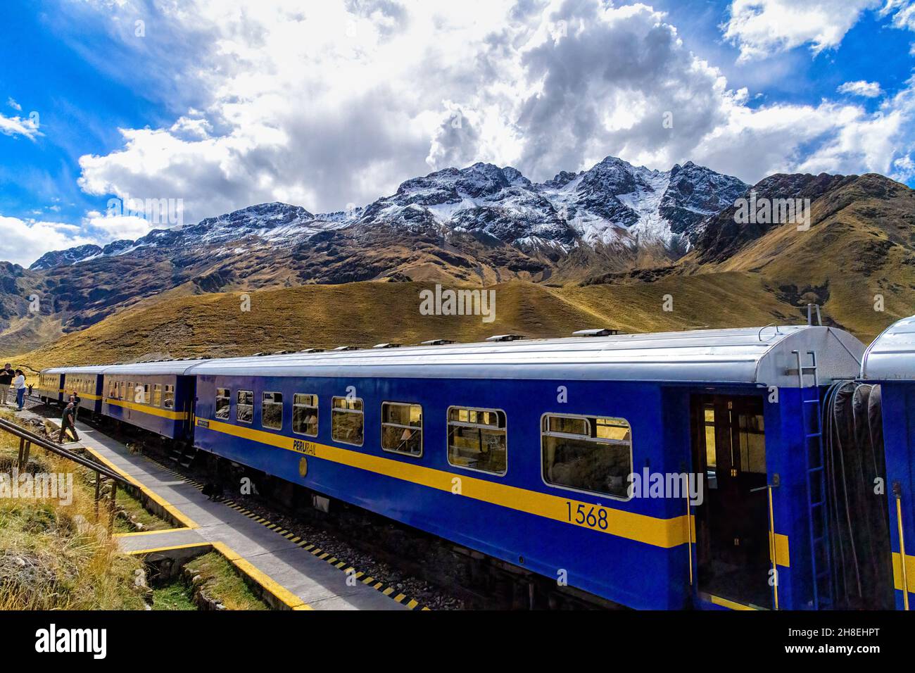 Der PeruRail Andenforscher hält in La Raya, dem höchsten Punkt der Route von Cusco zum Titicacasee in Peru Stockfoto