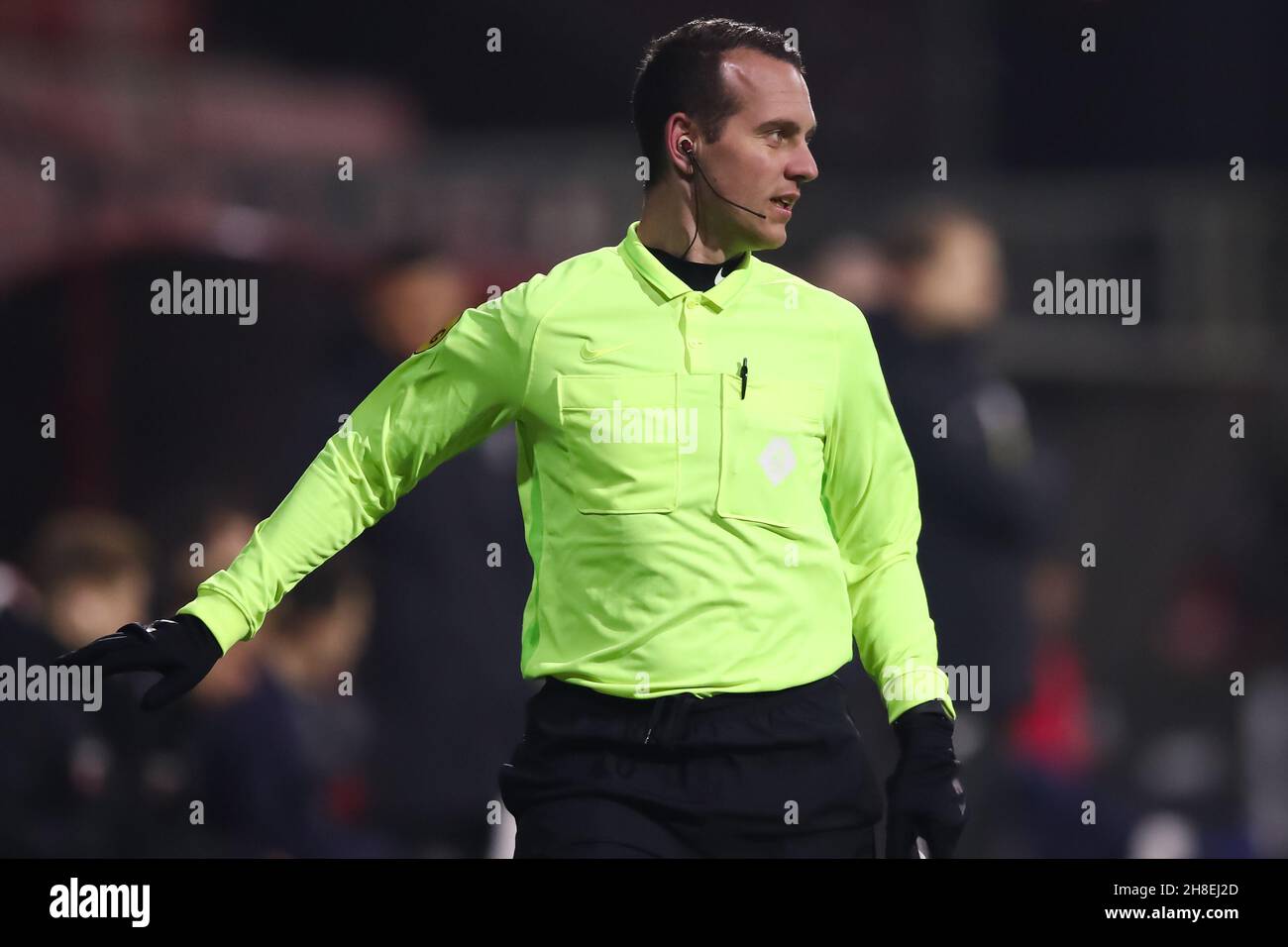 EMMEN, NIEDERLANDE - 29. NOVEMBER: Assistenzschiedsrichter Yorick Weterings während des niederländischen Keukenkampioendivisie-Spiels zwischen FC Emmen und Almere City FC im Stadion De Oude Meerdijk am 29. November 2021 in Emmen, Niederlande (Foto: Pieter van der Woude/Orange Picches) Stockfoto