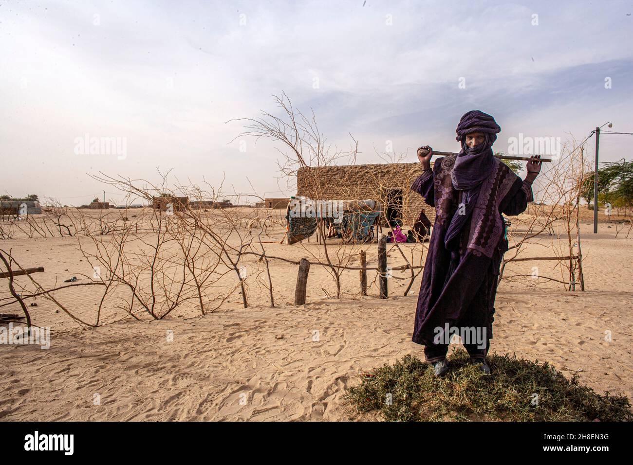 Porträt eines tuareg-Mannes in der Wüste vor Timbuktu in Mali. Stockfoto