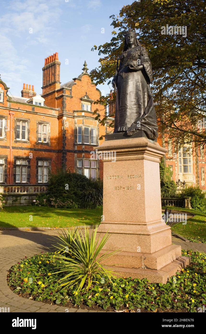 Statue der Königin Victoria vor dem Bürogebäude des scarborough council Stockfoto