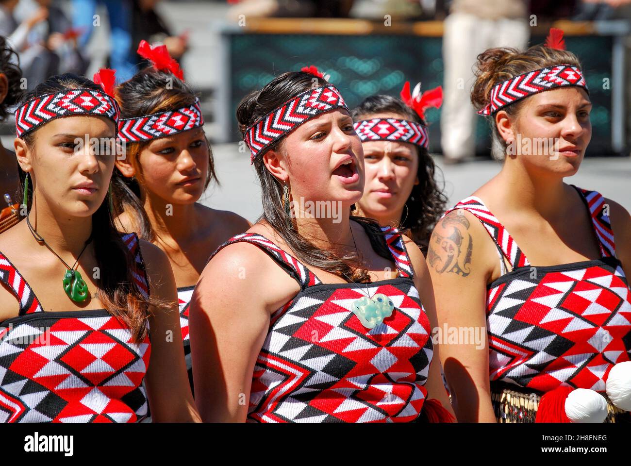 Weibliche Maori-Gesangs- und Tanzgruppe, Cathedral Square, Christchurch, Canterbury, South Island, Neuseeland Stockfoto