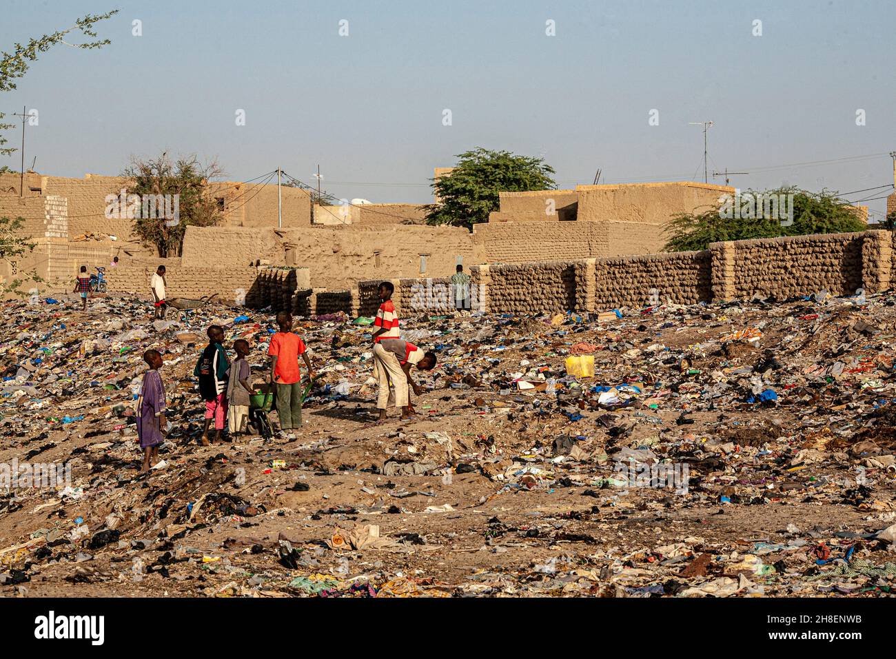 Eine Gruppe von Kindern sammelt Müll in den Außenbezirken von Timbuktu, Mali, Afrika Stockfoto