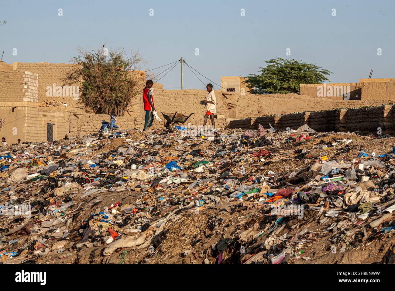Eine Gruppe von Kindern sammelt Müll in den Außenbezirken von Timbuktu, Mali, Afrika Stockfoto