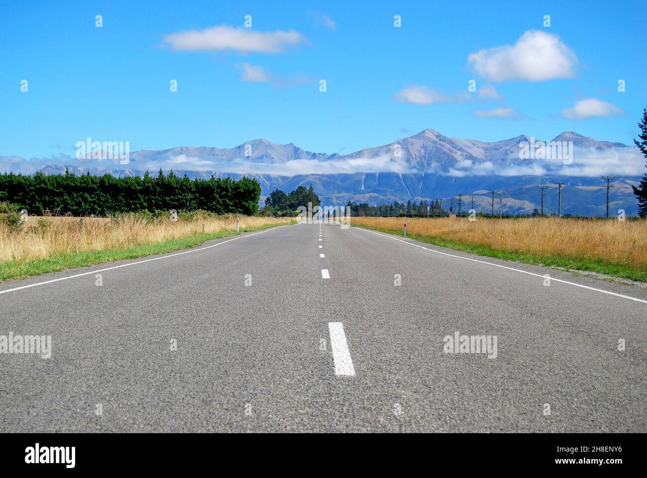 Zentrum der leeren Road State Highway 73, Selwyn Bezirk, Canterbury, Südinsel, Neuseeland Stockfoto