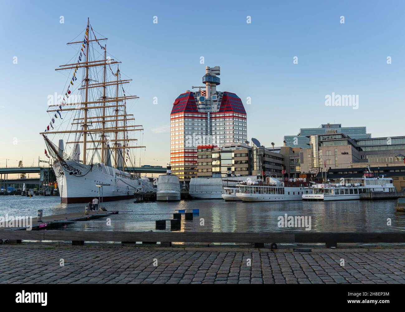 Göteborg, Schweden - 9. Juni 2021: Hafen über die Oper in der Zeit des Sonnenuntergangs mit einem riesigen Schiff und Hotels im Hintergrund Stockfoto
