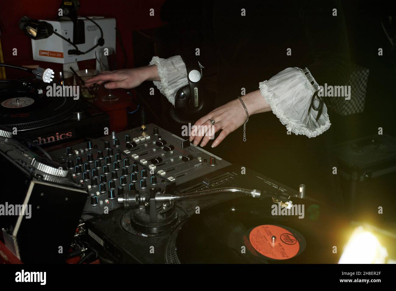 GROSSBRITANNIEN / England / London / DJ-Frau spielt Vinyl-Schallplatten. Stockfoto