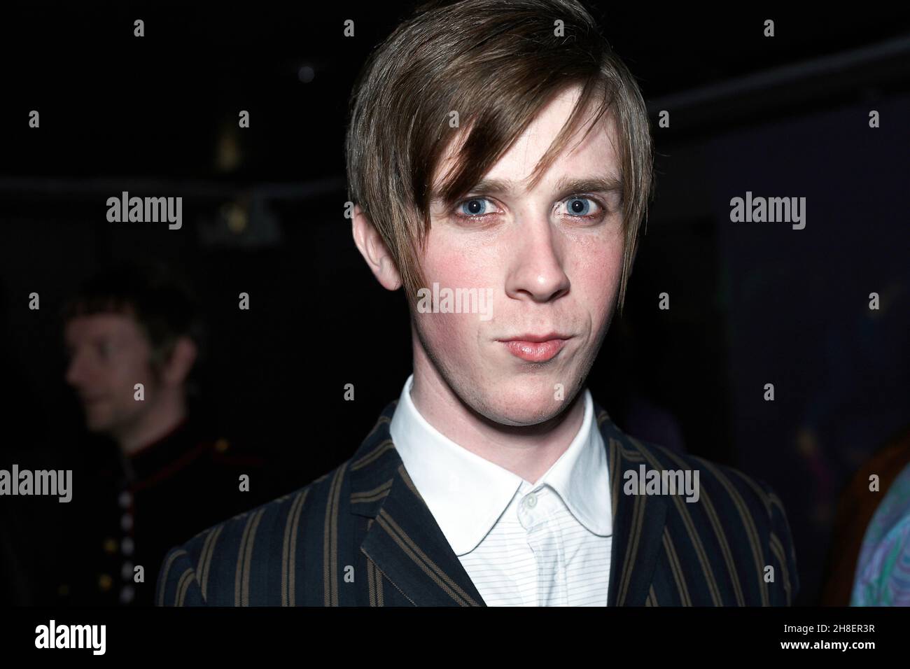 Dandy mit Make-up im Nachtclub, London, England. Stockfoto