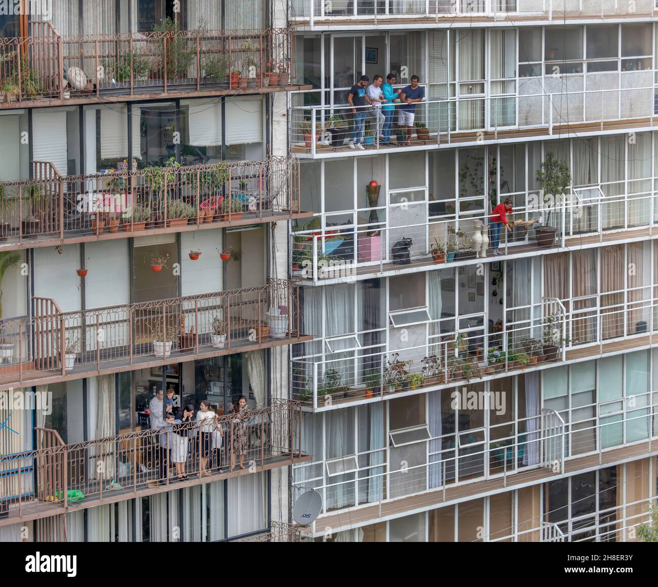 Menschen auf Balkonen Stockfoto