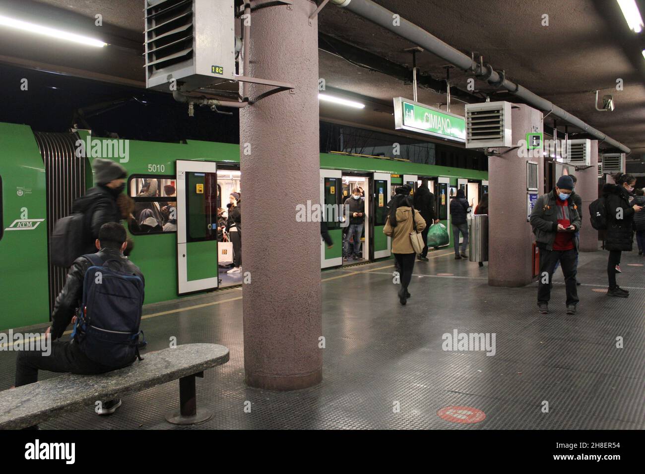 Milao, Italien. 29th. November 2021. (INT) die italienische Regierung verlangt ab Dezember 6th einen Grünen Pass für öffentliche Verkehrsmittel. 29. November 2021, Mailand, Italien: Passagierbewegung auf der Mailänder Metro, Italien, am Montag (29). Die italienische Regierung macht es obligatorisch, das grüne Zertifikat vom Dezember 6th an Bord der ATM Metro, Bus und Straßenbahn zu präsentieren. Ab diesem Datum tritt das neue Dekret der Regierung Draghi in Kraft, das den „Super Green Pass“ einführt - den „Pass“, der nur mit dem Covid-19-Impfstoff oder -Heilmittel erhalten wird. Diese Maßnahmen wurden aufgrund der Zirkulation des Omicron-Vari getroffen Stockfoto