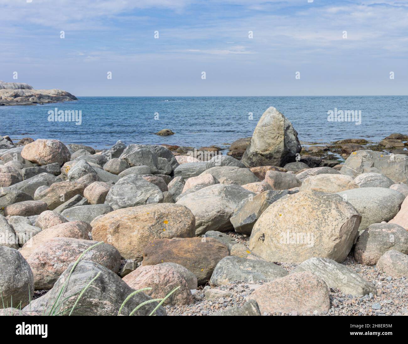 Ockero, Schweden - 10. Juni 2021: Küste am Atlantik auf der Westseite Schwedens mit Felsen und Steinen Stockfoto