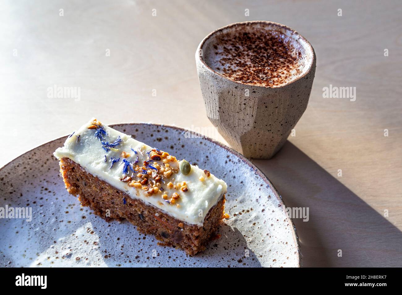 Kaffee und Kuchen (The Fixagon Cafe in der Nähe von Angel und Dalston, London, Großbritannien) Stockfoto