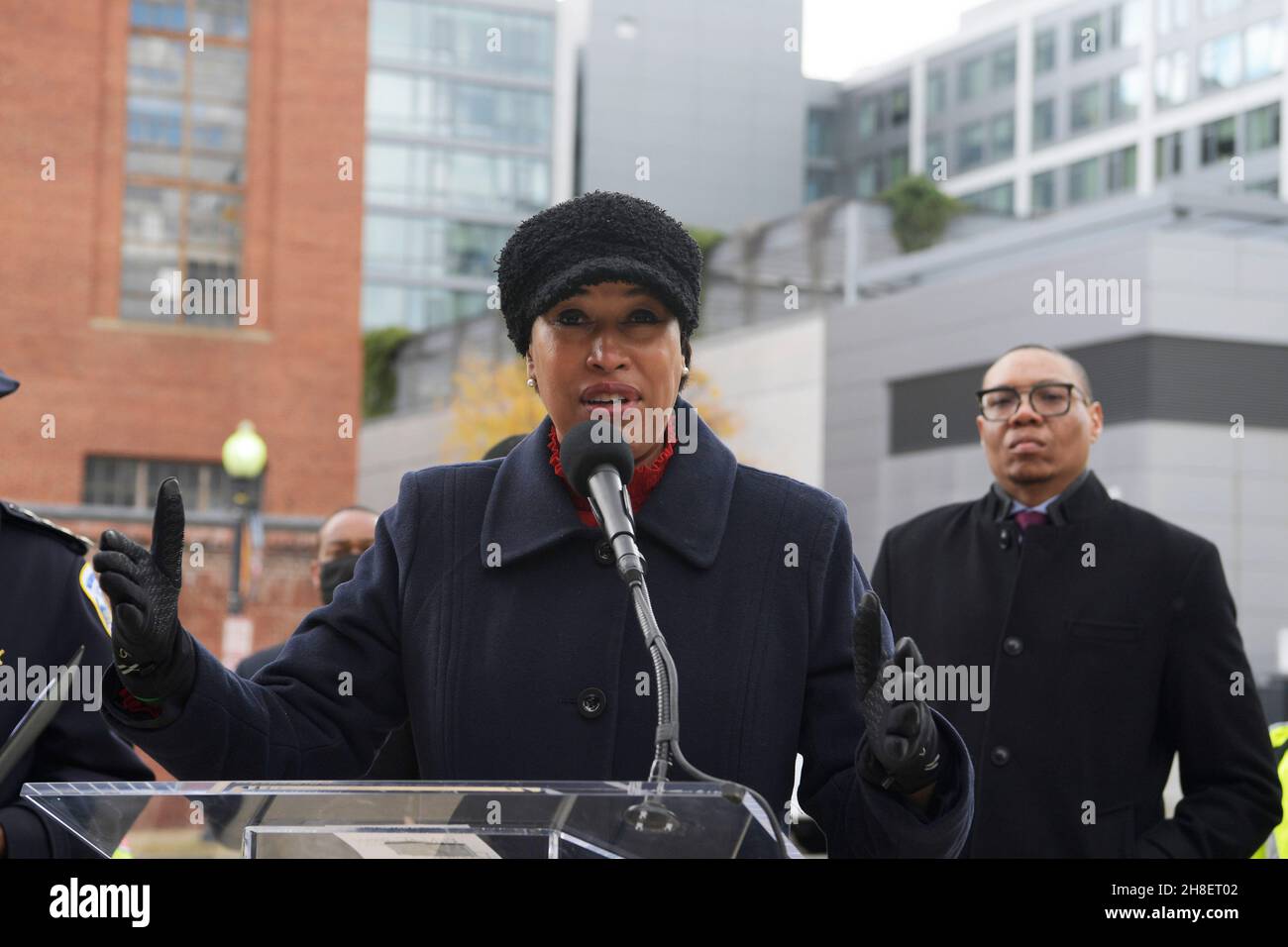 Washington, Usa. 29th. November 2021. Der Bürgermeister von DC, Muriel Bowser, spricht über die zusätzlichen Sicherheitsmaßnahmen in Schulzonen für alle Fahrer und Radfahrer während der Hochfußgängerverkehrszeit an der Van Ness Elementary School in Washington DC, USA. Kredit: SOPA Images Limited/Alamy Live Nachrichten Stockfoto